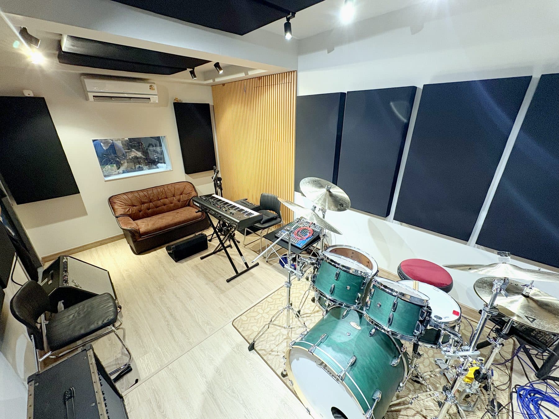 ห้องซ้อม THE OVERLOOK มุมกว้าง — โซฟาพักผ่อนและอุปกรณ์ครบชุด